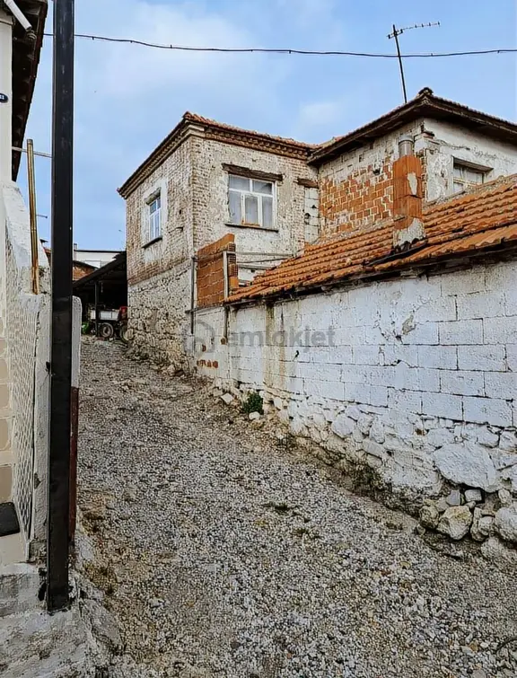 Foça Gerenköyde Acil Satılık Köy Evi 1