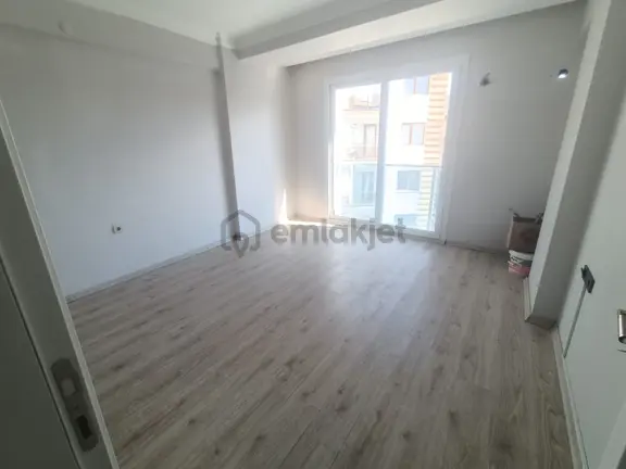 Merkezi Konumda Kapalı Mutfaklı 2+1 Bakımlı Satılık Daire 2