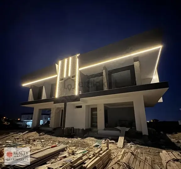 Kemerağzında Vatandaşlığa Uygun, Müstakil Havuzlu Lüks 4+1 Villa 1