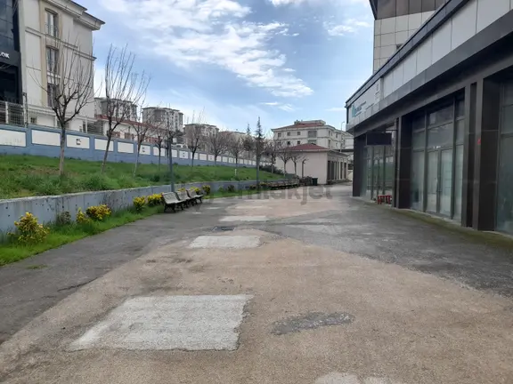Bahçekent Ticaret Merkezinde 85 M2 (dükkan) 2
