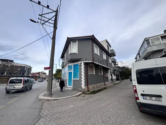 Üçelden Merkezi Konumda 3 Katlının 1.katı Satılık 2+1 Daire 1