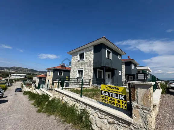 Foça'da Köşe Parselde 200m2 Bahçeli,sıfır 3+2 Triplex 1