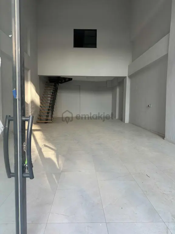 Edremit Sanayi'de Yüksek Tavanlı, Geniş Cepheli Modern Dükkan 2