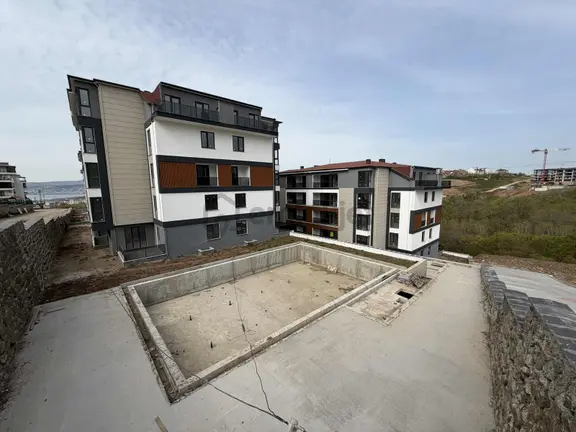 Havuzlu Site İçerisinde Satılık 3+1 135m² Eğimsiz Çatı Dubleks 2