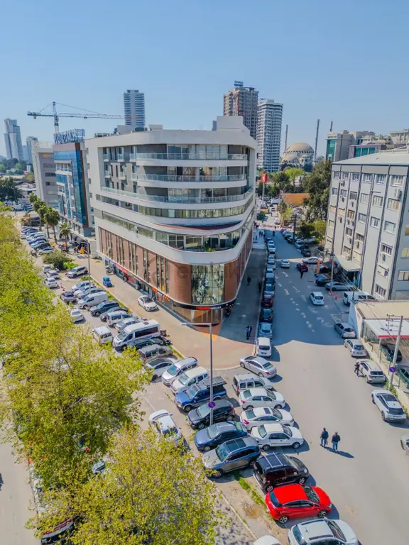 Bornova Ofisler Bölgesinde Geniş Ve Çift Cephe Kiralık İşyeri 1