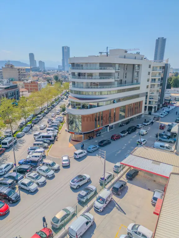 Bornova Ofisler Bölgesinde Geniş Ve Çift Cephe Kiralık İşyeri 2