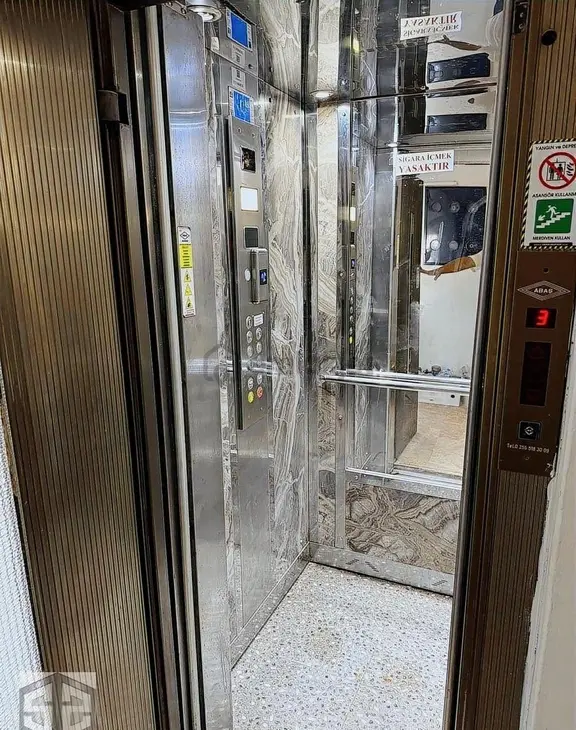 Aydın Kuşadası Camikebir Mah Asansörlü Tadilatlı Satılık İş Yeri 2