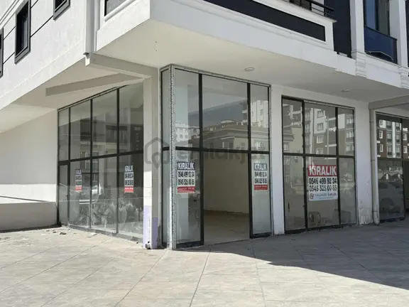 Yağmur Emlaktan Kiralık Üç Cepheli Harika Konumlu 170 M2 Dükkan 1
