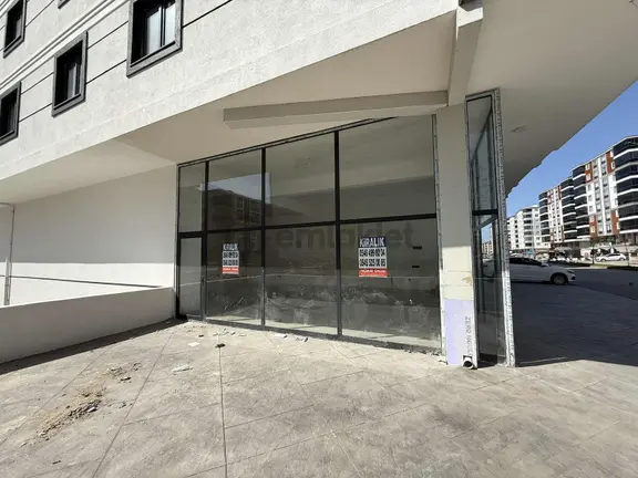 Yağmur Emlaktan Kiralık Üç Cepheli Harika Konumlu 170 M2 Dükkan 2