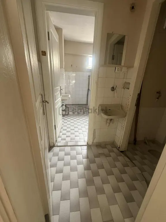Dikkaldırımda Merkezi Konumda Geniş 3+1 Kiralık Daire 2