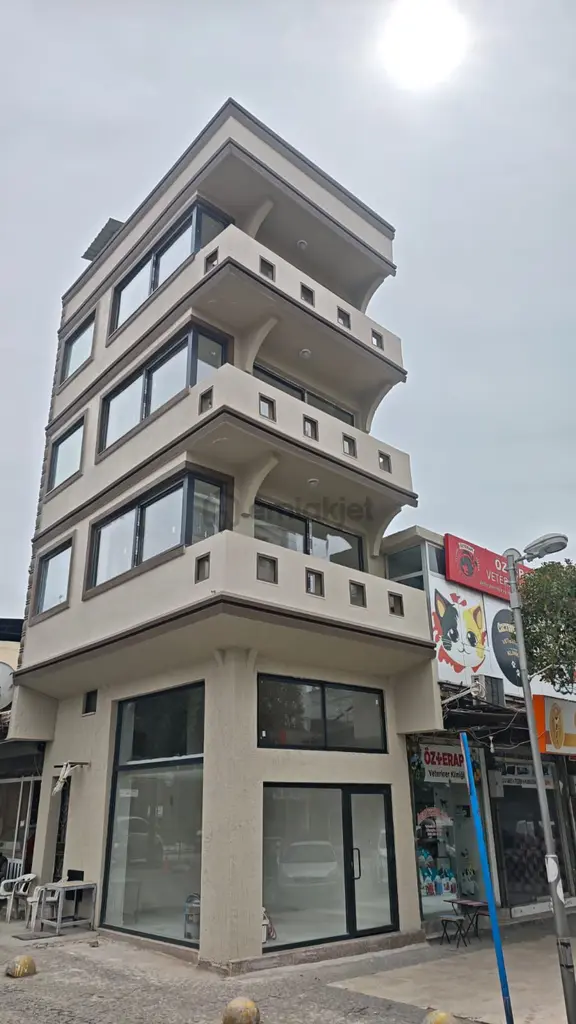 Merkezi Konumda Kiralık Ofisler Ve Dükkan 1