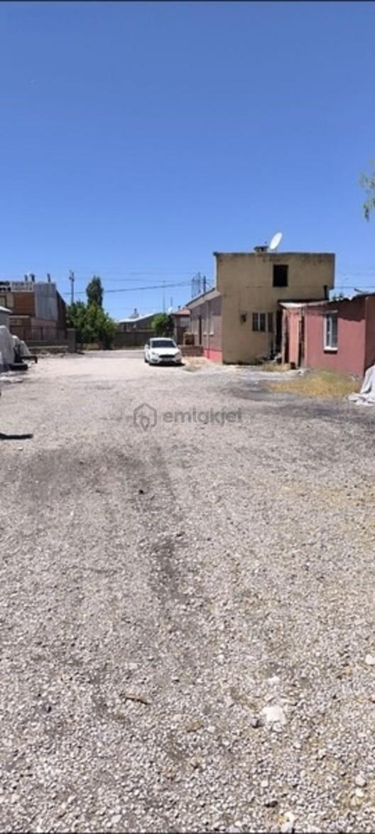 Kömürcüler Sitesinde Satılık Depo Ve 1.260 M2 Arsa 1