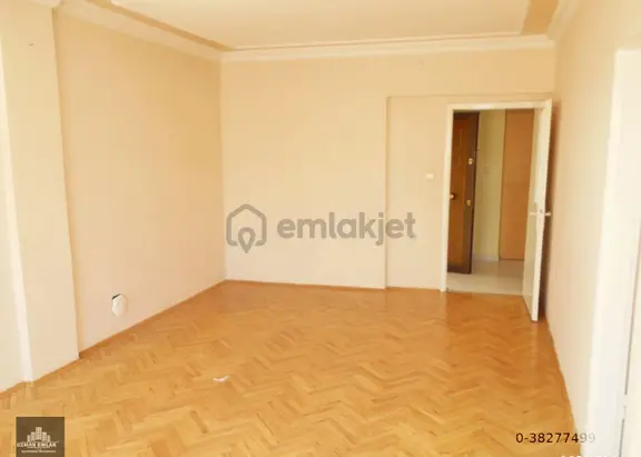 Uzman Emlak'tan Yunus Emre Cad Yakını Katta 3+1 Daire 2