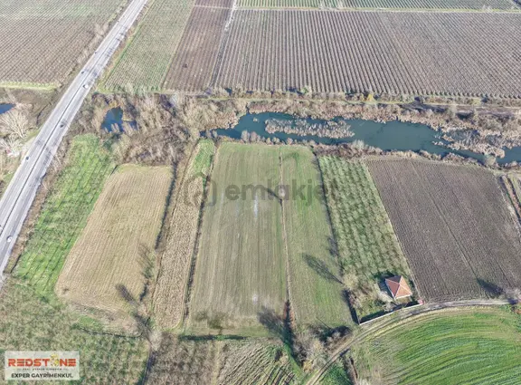 Karasu'nun Kalbinde Yola Cephe 7.764 M² Yatırımlık Arsa 2