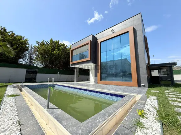 Kuşadası'nda Satılık-sahıle Yakın-özel Havuz-otopark-750 M2-bahçe-kombi-ultra Lüx Tamamı Müstakil 1