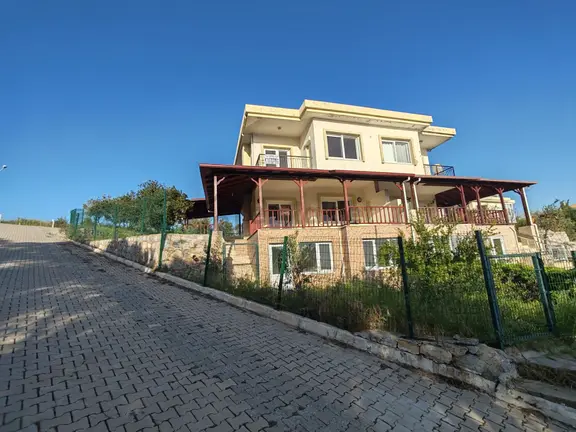 Seferihisar Atatürk Mahallesi Kiralık Deniz Manzaralı Lüx Villa 1