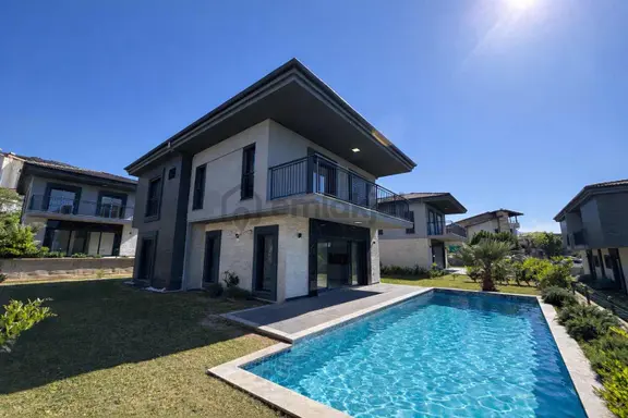 Kuşadası Güzelçamlıda Deniz Manzaralı Satılık 4+1 Müstakil Villa 1