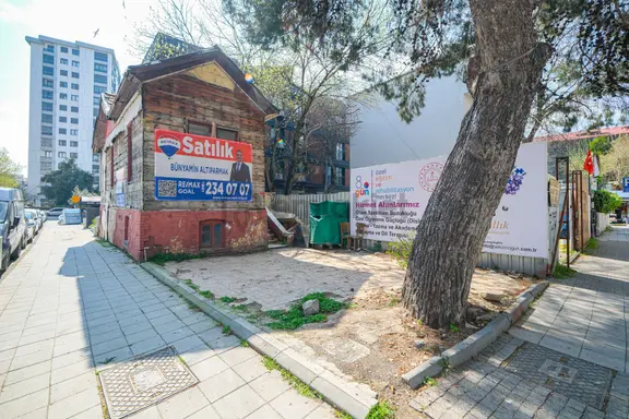 Bostancı Marmaray Girişinde 2 Katlı Bahçeli 2.dereceden Müstakil 2