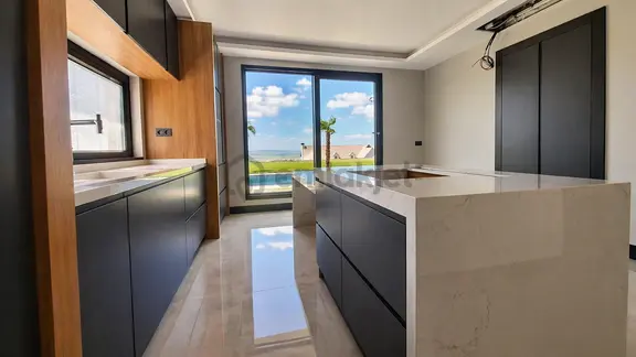 Göl İnci Konaklarında Satılık 6+1 Havuzlu Villa 2