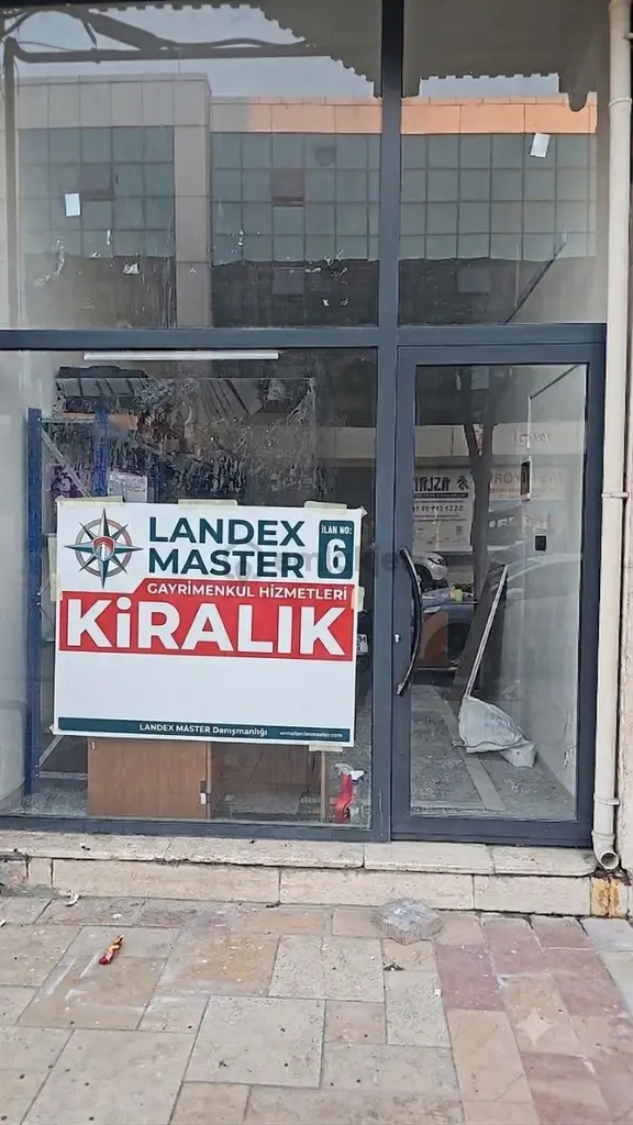 Saraylarda Cadde Üzeri Çınar Karakolu Yanı 30 M2 Dükkan 1