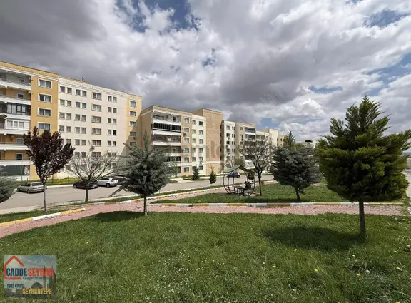 Cadde Seyrandan Satlık 2+1 Park Cepeli 1