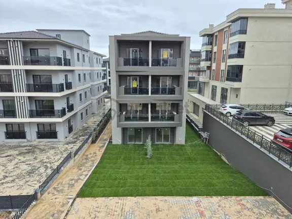 Delux'den Palm Suıt'te Havuz Manzaralı Eşyalı Bahçekatı Daire 1