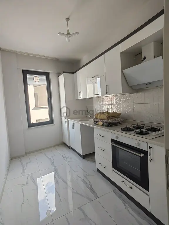 Akçay Emlak'tan Akşehir Meydan Mahallesi Çarşı Merkezde Sıfır Kiralık 2+0 Daire 1