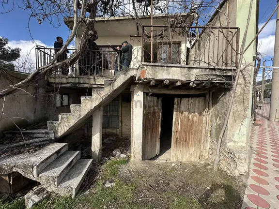 Çal Süller'de Cadde Üzeri 280m2 Arsa İçinde Müstakil Ev ! 1