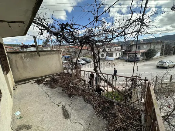 Çal Süller'de Cadde Üzeri 280m2 Arsa İçinde Müstakil Ev ! 2