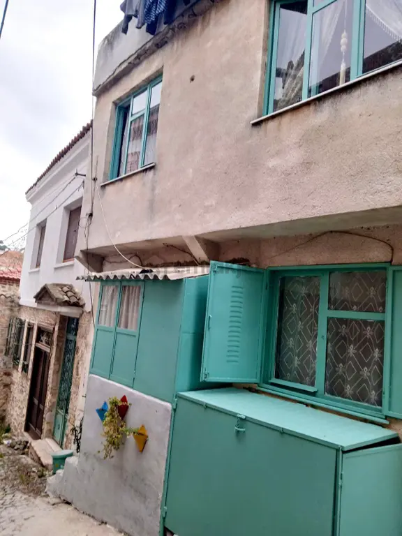 Ayvalık Merkez'de Teraslı 2 Katlı 2+1 Müstakil Kagir Evi 1