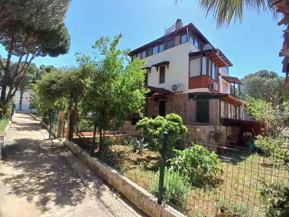 Merkezi Konumlu Geniş Bahçeli 4+1 Villa 2