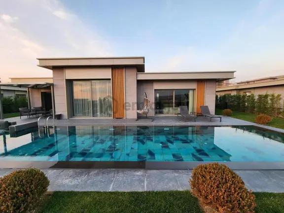 Göl Manzaralı Özel Ödeme Planlarıyla Satılık Lüks 6+1 Villa 1