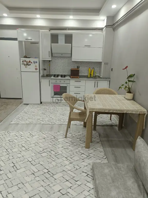 Akev Gayrimenkul'den Konuklu'da Cadde Üstü Eşyalı 1+1 Daire 1