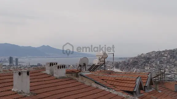 Bornova Atatürk Mahallesi Kiralık 2+1 Manzaralı Çatı Katı 1
