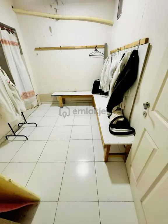 Girne Caddesi Yakını İki Cepheli Bahçeli Geniş Dükkan 185 M² 2