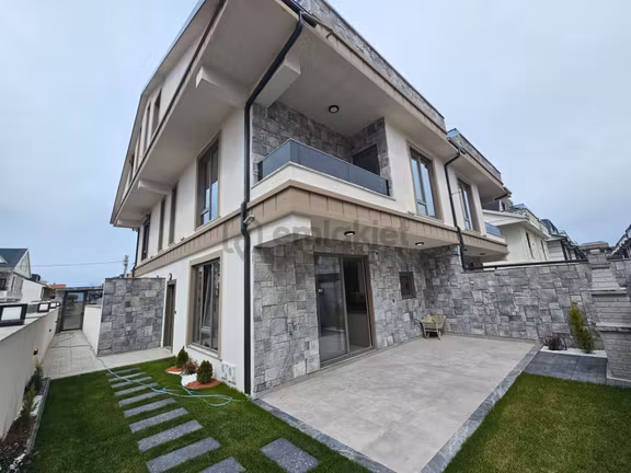 Deniz'den 4+1 Bahçeli,yerden Isıtmalı, Denize Yakın Villa 1