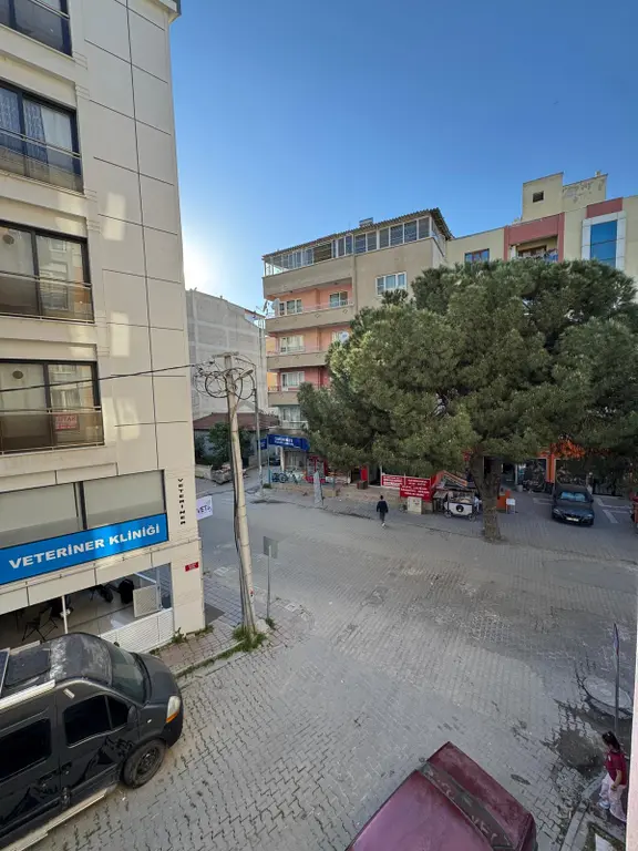 Zeki Emlak'tan Manisa Muradiye Mahallesinde Cadde Üstü Satılık 1+1 Daire 2
