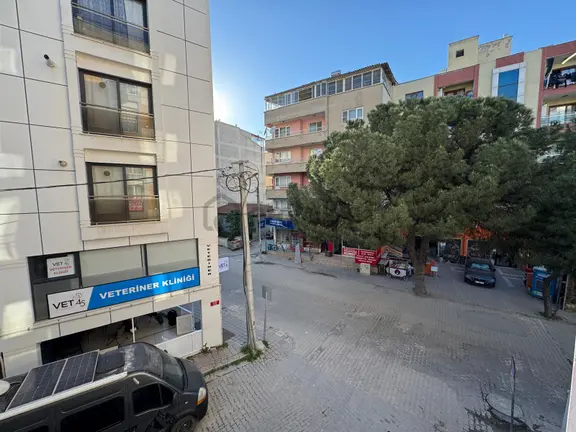 Zeki Emlak'tan Manisa Muradiye Mahallesinde Cadde Üstü Satılık 1+1 Daire 1