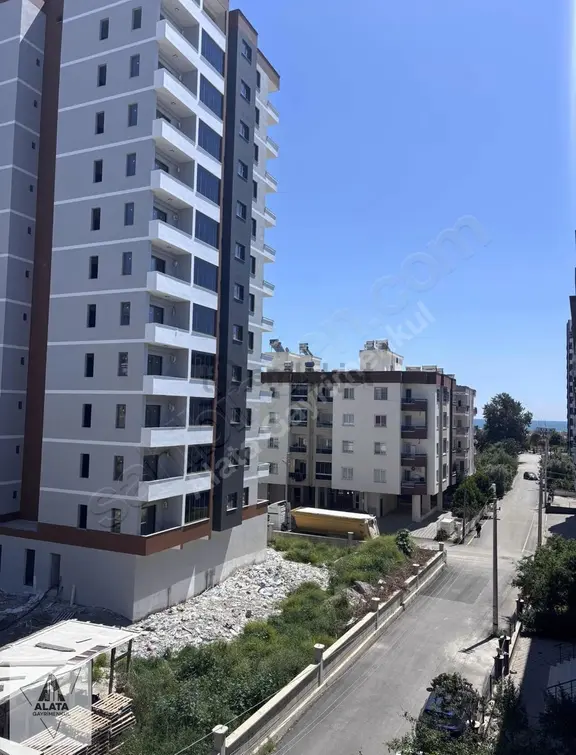 Aşağı Alata'da 3 Cephe Kısmi Manzaralı Geniş Oturum Denize 150m 1