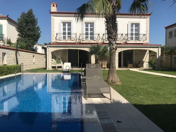 Alaçatı'da 525 M2 Arsa İçinde Yüzme Havuzlu 5+1 Sezonluk Kiralık Müstakil Taş Villa 1