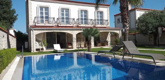 Alaçatı'da 525 M2 Arsa İçinde Yüzme Havuzlu 5+1 Satılık Müstakil Taş Villa 2
