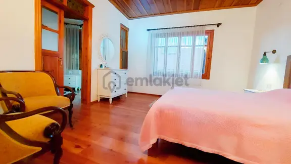 Ayvalık Çarşı İçinde Eşyalı Kiralık Müstakil Rum Evi 1