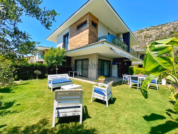 Kuşadası Yavansu'da Eşyalı Köşe Konum Bahçeli 3+1 Villa 1