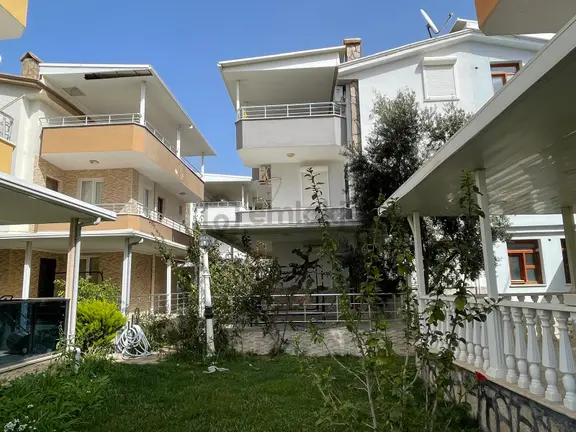 Denize Yakın Konumda 3+1 Bahçeli,verandalı Ve Teraslı Yazlık 2