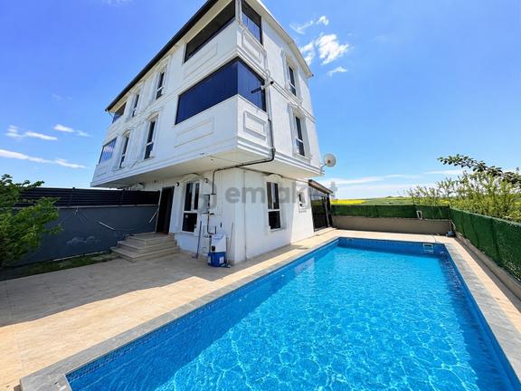 Yeniçiftlikte Modern Mimarili, Isıtmalı Havuzlu 4+1 Lüks Villa 1