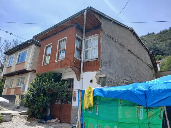 Akçay Emlak'tan Akşehir Seyyid Mahmud Hayrani Türbesi Yanında Satılık İki Katlı Müstakil Ev 1