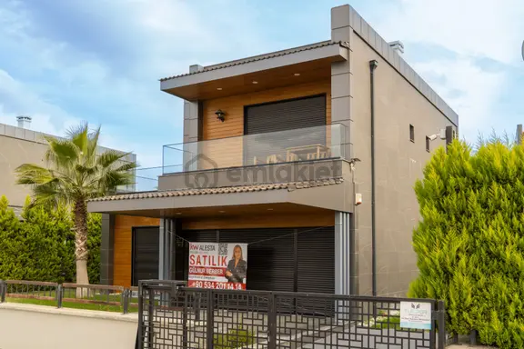 Kuşadası Soğucak Deniz Manzaralı Özel Havuzlu Satılık Lüks Villa 1