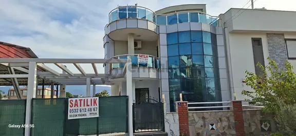 Sahil Sitelerinde 4 Katlı Özel Havuzlu Otoparklı Harıka Konumda Malikhane!! 1