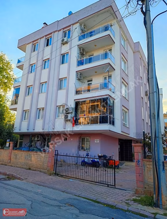 Kızılarıkta Merkezi Konumda Ana Caddeye Yakın ,köşe 2+1 Daire 2