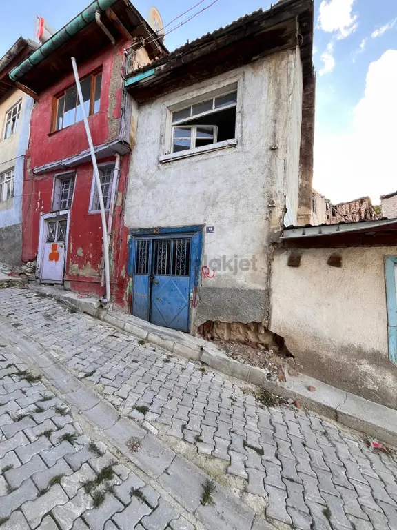 Sümer Mahallesi'nde Satılık Ahşap Ev Ve Arsa Fırsatı 2